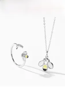 Détail du parure collier et bague abeille en argent sterling S925 avec finition émail
