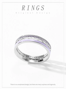Vista macro di un anello in argento 925 con smalto viola, trafori e zirconi cubici