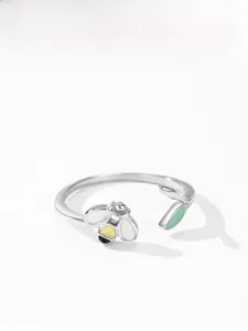 Détail de la bague abeille en argent 925 avec émail jaune et décoration de feuille verte