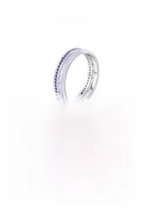 Dettaglio macro dell'anello in argento 925 con zircone viola e fascia in smalto
