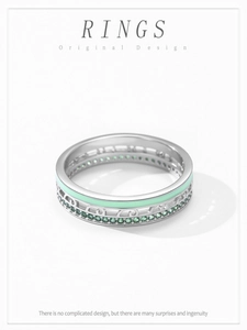 Dettaglio anello argento 925 con smalto verde, motivi traforati e pietre di zircone