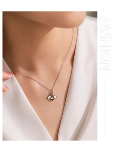 Gros plan du collier abeille en argent 925 avec émail coloré sur un mannequin femme