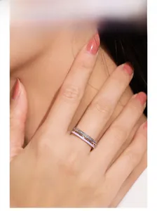 Dettaglio anello in argento 925 smalto viola con zirconi pavé sul dito della modella