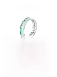 Dettaglio anello in argento S925 con zirconi verdi e finitura in smalto elegante