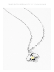 Détail du pendentif abeille en argent sterling 925 avec émail coloré et brillant
