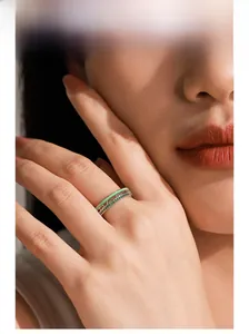 Dettaglio macro di anello in argento a tre strati con smalto verde e pietre di zircone