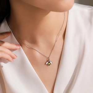 Collier abeille mignonne en argent S925 porté par un mannequin sur fond blanc épuré