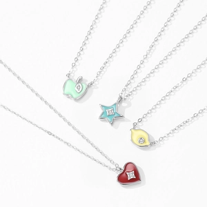 Colliers en argent 925 avec pendentifs émaillés en forme d'étoile de pomme et de cœur