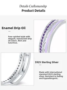 Vista dettagliata dell'anello in argento sterling S925 con smalto viola e gemme