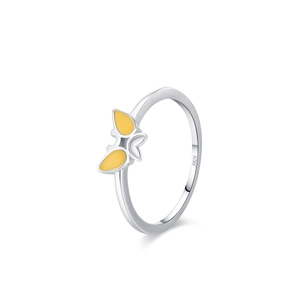 Bague en argent sterling 925 avec papillon en émail jaune sur fond blanc épuré