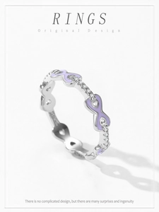 Détail d'une bague en argent S925 avec symbole infini en émail violet et zircons