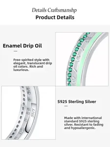 Dettaglio anello in argento 925 con smalto verde e pietre di zircone verde incastonate