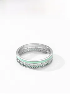 Dettaglio anello in argento S925 con zirconi verdi, motivo traforato vintage e smalto