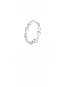 Gros plan sur la bague en argent S925 avec cœurs en émail violet et poinçon