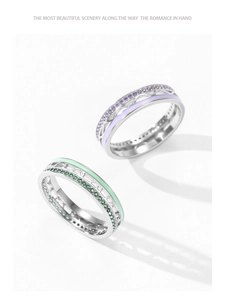 Dettaglio di anelli in argento 925 con smalto viola e verde e micro pietre di zircone