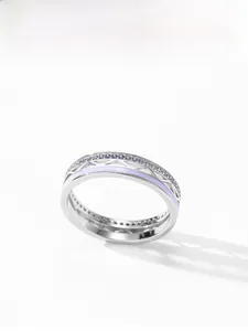 Macro di anello in argento 925 con smalto viola e pavé di pietre in zircone