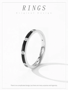 Détail d'une bague en argent S925 avec émail noir et quatre zircons étincelants
