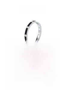 Détail d'une bague en argent S925 avec émail noir et pierres de zircone cubique