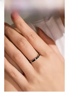 Détail macro de la bague en argent 925 avec émail noir et zircons brillants incrustés