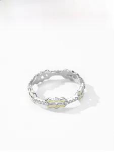 Détails de la bague en argent S925 avec émail jaune et pierres de zircone blanches serties