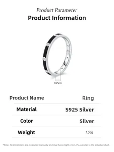 Détails macro de la bague en argent 925 avec émail noir et sertissage pavé étincelant