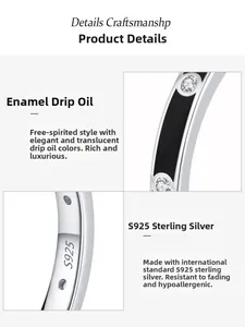 Vue détaillée de la bague en argent S925 avec émail noir et poinçon S925 authentique