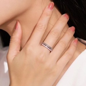 Squisito anello in argento 925 con smalto viola e pavé di cristalli per donna