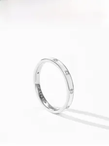 Détail macro de la bague en argent 925 avec pierres de zircone cubique rondes serties