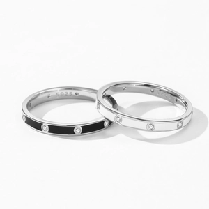Classic 925 sterling silver ring with black enamel and sparkling pavé diamonds