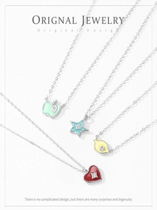 Détail de pendentifs en argent S925 avec formes de cœur, étoile et pomme en émail