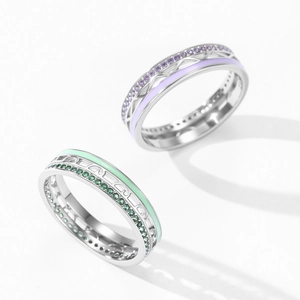 Set di anelli in argento 925 traforati con smalto viola e verde e cristalli brillanti