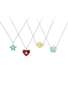 Détail macro de pendentifs en émail coloré avec zircon sur chaîne en argent