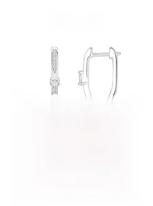 Vue détaillée des boucles d'oreilles U en argent 925 avec zircon poire et pavé de diamants