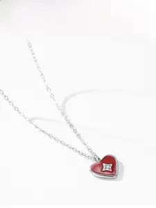 Détail du collier en argent 925 avec pendentif cœur rouge orné d'une étoile et cristal