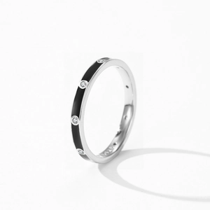 Bague élégante en argent 925 avec émail noir et quatre zircons cubiques scintillants