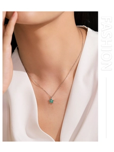Détail du collier en argent 925 avec pendentif étoile verte en émail et zircon