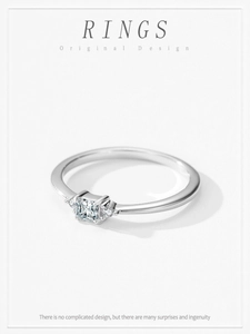 Macro d'une bague minimaliste en argent 925 avec diamant carré et détails de joaillerie