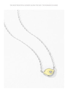 Détail du collier en argent 925 avec pendentif cœur en émail jaune et oxyde de zircon
