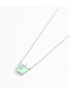 Détail macro du collier pendentif pomme en argent avec émail vert et petit zircon