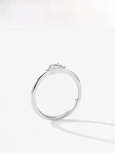 Détail de bague en argent sterling 925 avec trois diamants ronds et anneau poli brillant