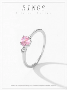 Détail de la bague en argent 925 avec pierre rose taille ronde et design croisé