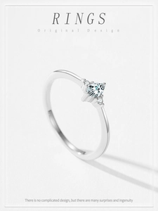 Détail macro d'une bague en argent 925 avec zircon marquise et serti à trois pierres