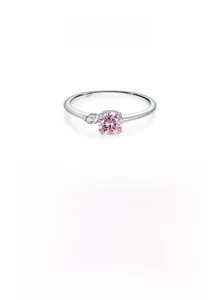 Vue macro détaillée du poinçon S925 et du sertissage de zircon rose sur la bague en argent