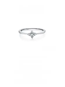 Détail macro du zircon marquise sur bague en argent sterling S925 avec gravure