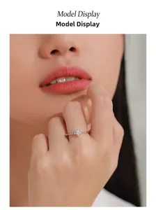 Gros plan sur la bague marquise en argent 925 portée par un mannequin féminin
