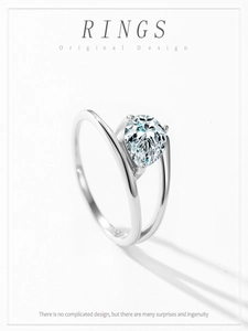 Vue rapprochée de la bague en argent 925 avec pierre en poire et anneau fendu élégant