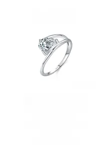Vue détaillée de la bague en argent S925 avec pierre en poire et poinçon S925 gravé