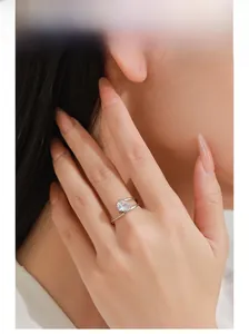 Détail de la bague en argent 925 avec diamant poire sur un anneau à double rail élégant
