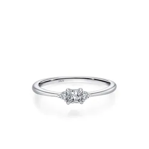 Bague en Argent Sterling 925 avec Zirconia Carrée pour Femme Bijoux Bague Mince Géométrique Style OL Mode Commute
