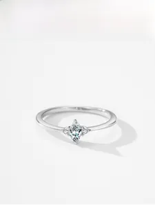 Vue macro d'une bague en argent 925 avec oxyde de zirconium taille marquise et détails